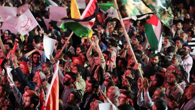 Демонстрация с палестинскими флагами