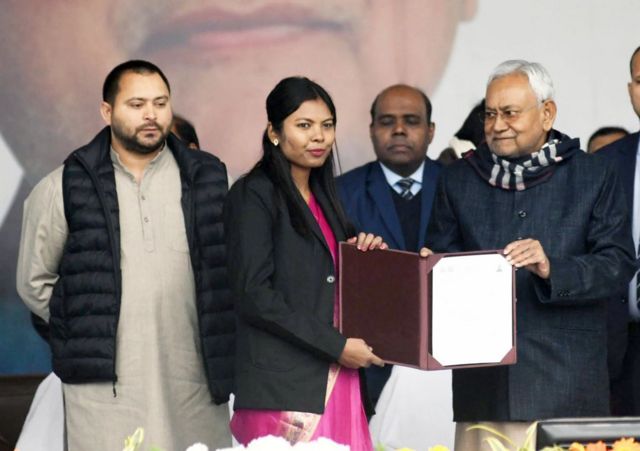 एक नवनियुक्त अध्यापिका को नियुक्ति प्रमाण पत्र देते नीतीश कुमार