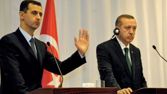 Arşiv fotoğrafı: Erdoğan, başbakan olduğu 2010 yılında Çırağan Sarayı'nda düzenlenen basın toplantısında Suriye Devlet Başkanı Beşar Esad ile birlikte