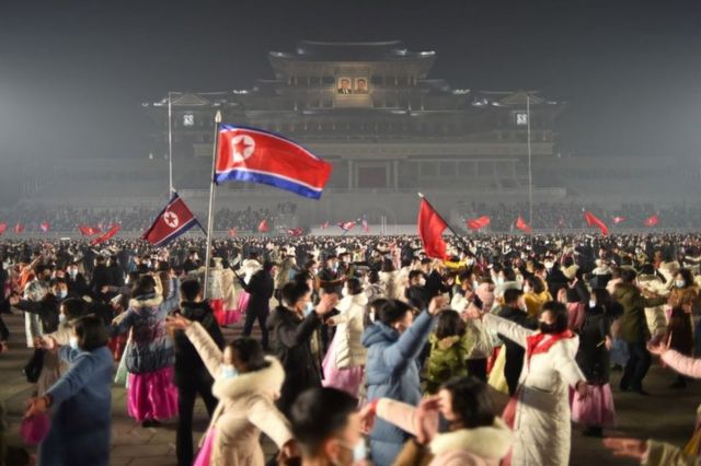 朝鲜民众在平壤庆祝新年。(photo:BBC)