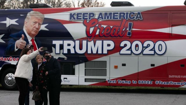 مؤيدون يلتقطون صورة سيلفي مع حافلة تحمل علامة ترامب في ولاية جورجيا