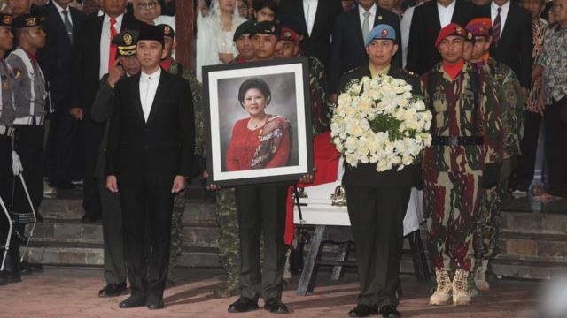 Ani Yudhoyono Pemakaman Ibu Negara Yang Hobi Fotografi Bbc News Indonesia<script async src=