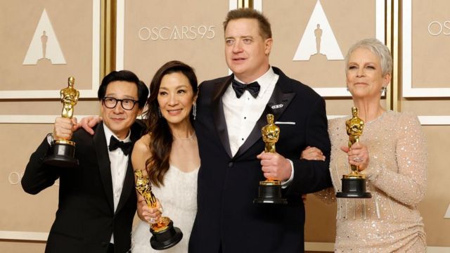 Soldan sağa: Ke Huy Quan, Michelle Yeoh, Brendan Fraser ve Jamie Lee Curtis 