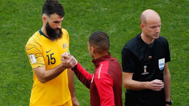 Paolo Guerrero agradeció a Mile Jedinak, capitán de Australia, su intervención para que el capitán peruano pudiera jugar el Mundial.