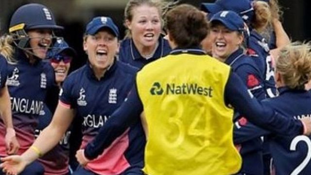 বিশ্বকাপ জয়ের মুহুর্তে ইংল্যান্ডের নারী ক্রিকেটাররা