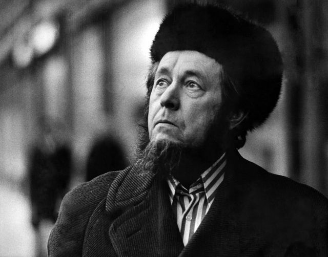 Alexander Solzhenitsyn được chụp tại Cologne trước khi ông khởi hành đến Zurich ngày 15 tháng 2 năm 1974