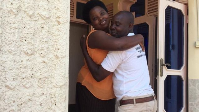 Katika salamu ya wanyarwanda kiwango cha kumkumbatia mtu ni sawa kwa kila unaemkumbatia unapomsalimia