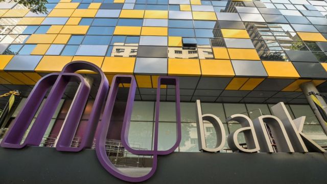 Edificio con logo de Nubank