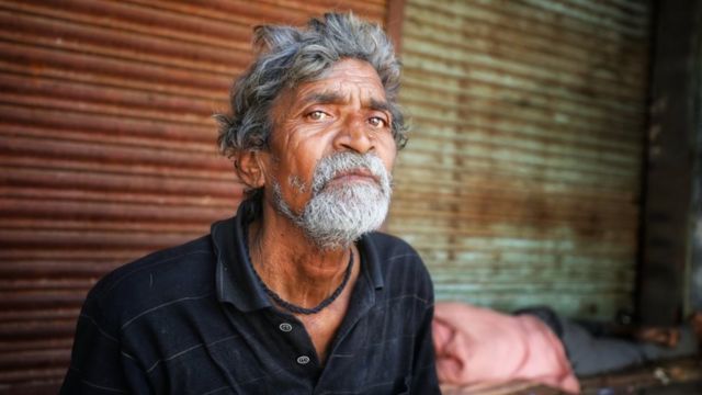 Retrato de homem idoso aparentemente em situação de rua