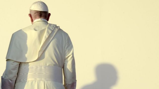Papa Franja se ukrcava na avion u Panami