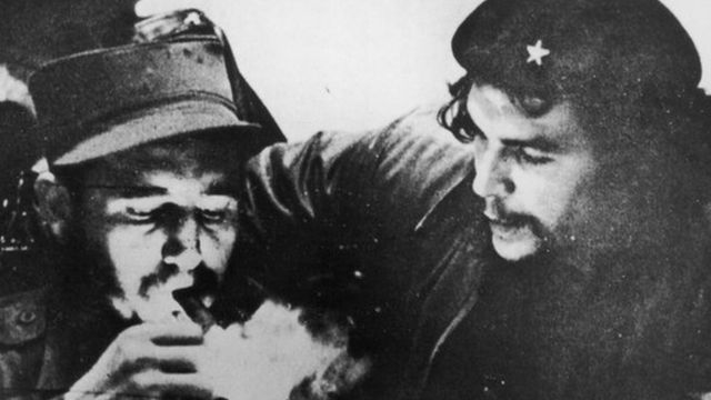 Fidel Castro (solda) və Ernesto Che Guevara