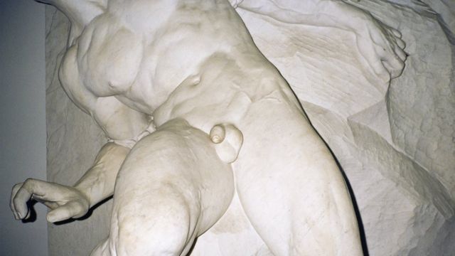 Cómo ha cambiado la actitud hacia 3 partes del cuerpo Torso y pene de estatua