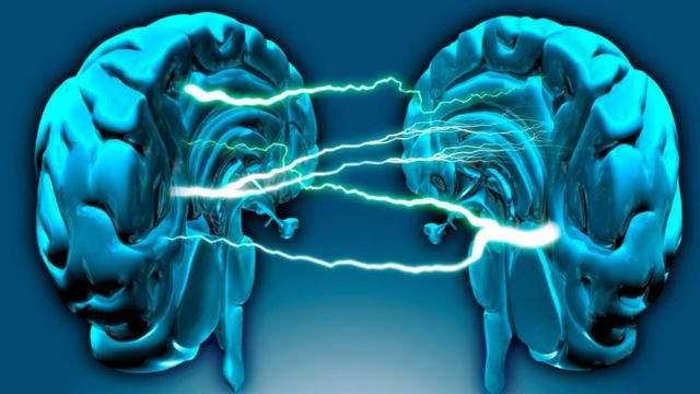 Ilustración de hemisferios del cerebro comunicándose entre sí