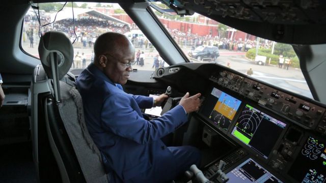 Rais Magufuli akiwa ndani ya ndege hiyo