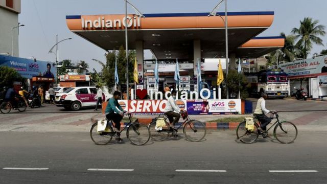Hindistan'da bir petrol istasyonu