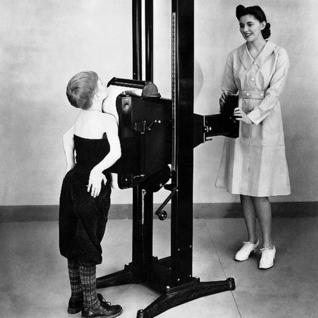 Una enfermera toma una radiografía a un niño en 1941 para verificar la presencia de tuberculosis.