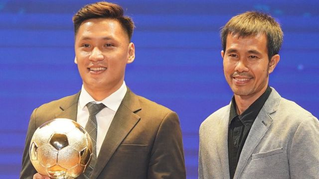 Thủ môn Hồ Văn Ý nhận giải bên cạnh HLV đội tuyển futsal Việt Nam Phạm Minh Giang.