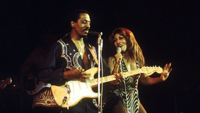Ike y Tina Turner en el Hammersmith Odeon en Londres en 1975.