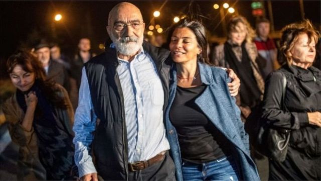 Ahmet Altan tahliye edilmesinin ardından kızı Sanem Altan ile hasret gidermişti