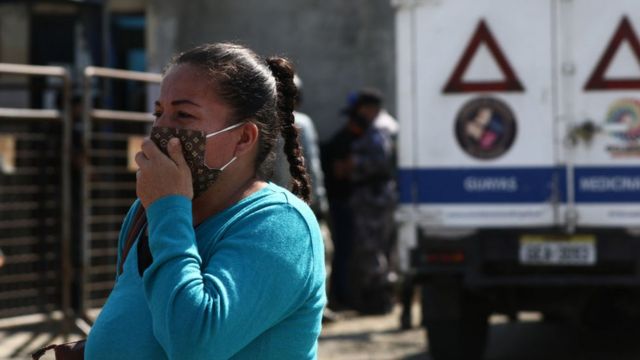 Una mujer afuera de la prisión de Guayaquil