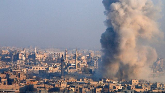 سحب الدخان جراء القصف في الاحياء الشرقية في حلب