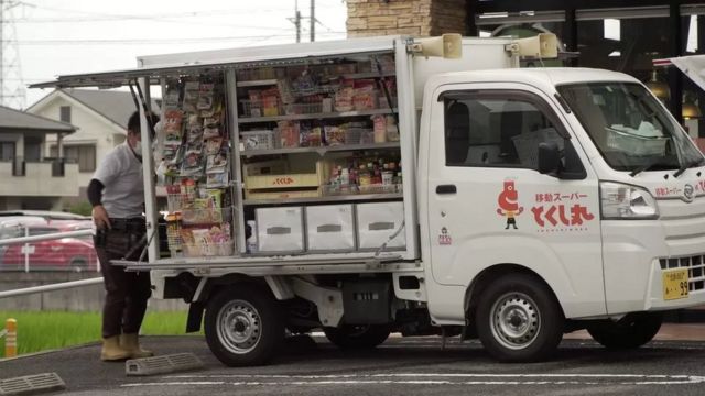 流动卡车在日本各地给老年人运送食物。(photo:BBC)