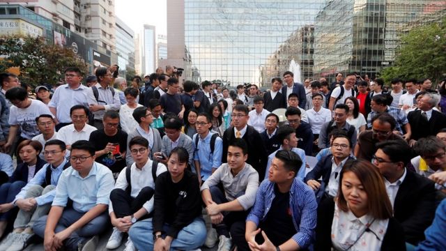 香港民主派区议员当选人在香港理工大学校园附近聚集声援被困校园的示威者（25/11/2019）