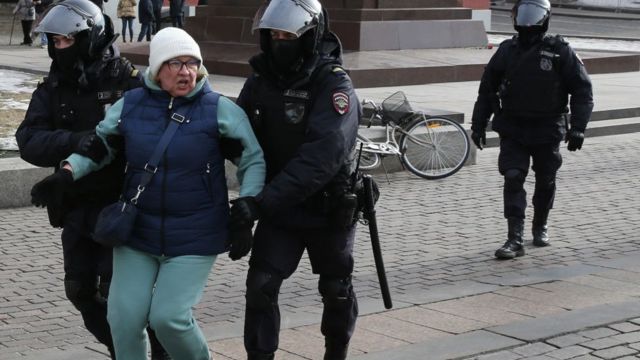 Una mujer es arrestada durante una protesta frente al Kremlin en Moscú