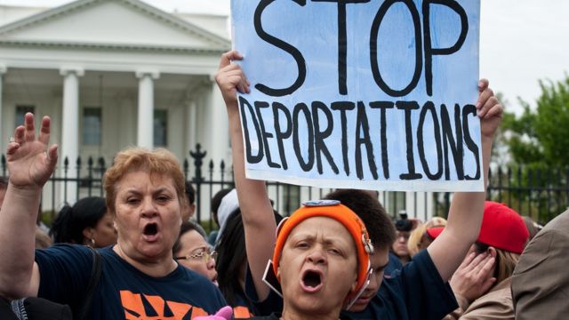 Manifestantes contra la deportación
