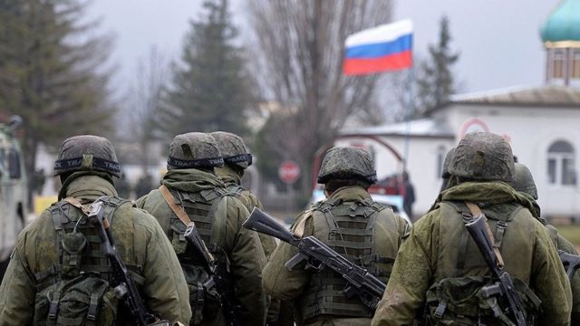 Soldados russos patrulham área na Crimeia, anexada à Rússia, em 2014