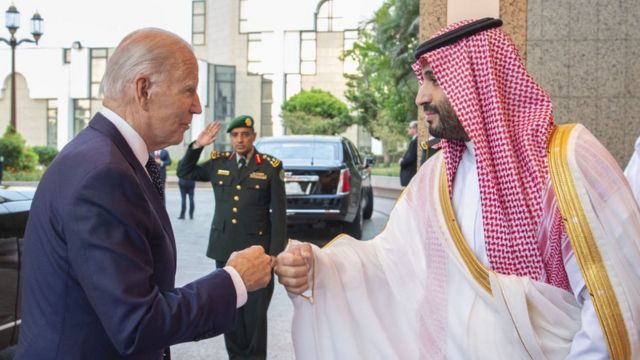 الرئيس الأمريكي جو بايدن (إلى اليسار) خلال استقباله من قبل ولي العهد السعودي الأمير محمد بن سلمان (إلى اليمين) في قصر السلام الملكي في جدة، في 15 يوليو/تموز 2022
