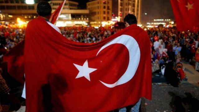 Defensores del presidente de Turquía, Recep Tayyip Erdogan, durante una manifestación este lunes, en Estambul.