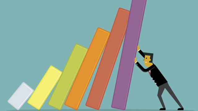 Ilustração em que empresário tenta segurar indicadores que estão caindo