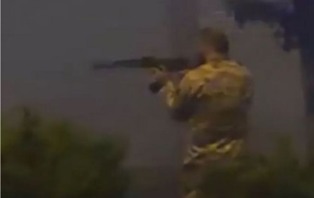 یک عضو نیروهای مسلح جمهوری اسلامی به سوی شهروندان معترض مستقیما شلیک می کند