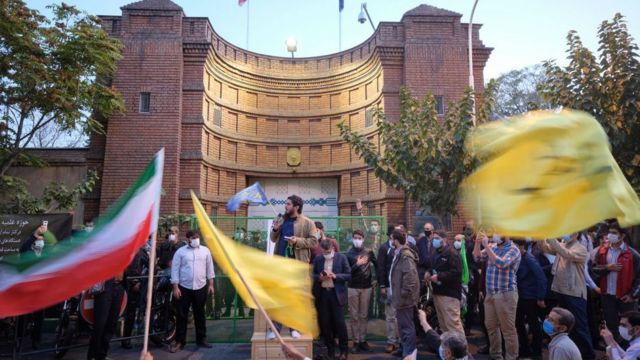 تجمع مقابل سفارت فرانسه در تهران