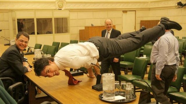 Trudeau fazendo ioga