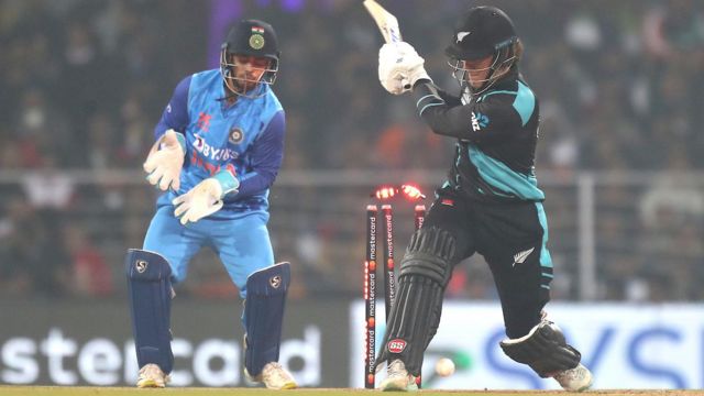 டி20 கிரிக்கெட் - லக்னெள ஆடுகள சர்ச்சை