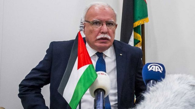 رياض المالكي قدم الطلب أمام حشد من الصحفيين