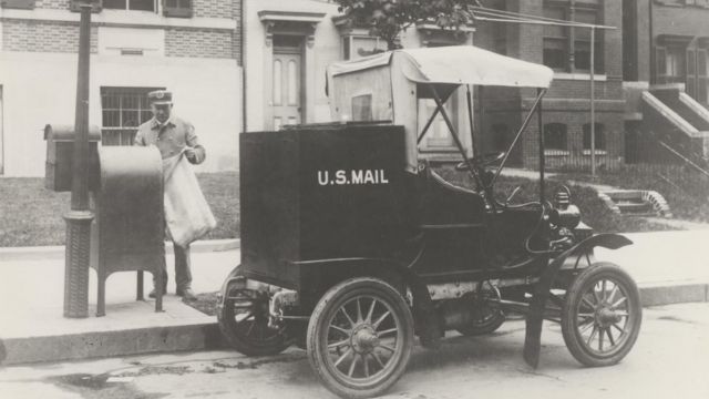 Carteiro esvazia caixa com correspondências em Baltimore, Maryland (1906)