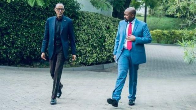 Perezida w'u Rwanda Paul Kagame (ibumoso) na Liyetona Jenerali Muhoozi Kainerugaba, i Kigali, mu kwezi kwa mbere mu 2022