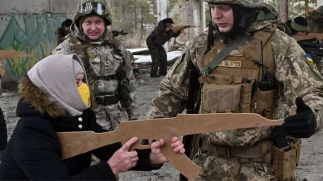 سيدة أوكرانية تتدرب على سلاح خشبي