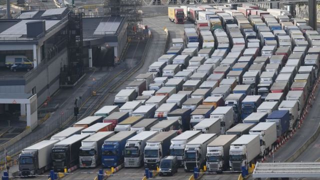 Caminhões esperam para cruzar o Canal da Mancha