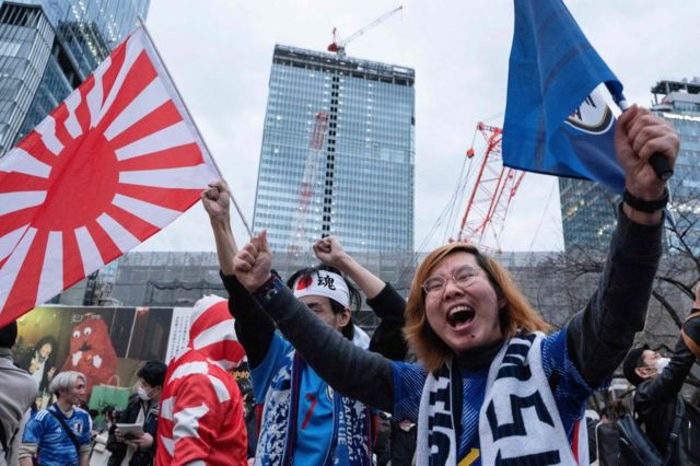 Japon taraftarlar zaferlerini sokaklarda kutladı