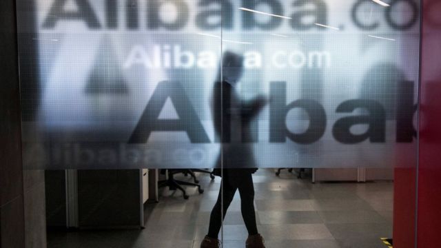 Vidrio que dice Alibaba