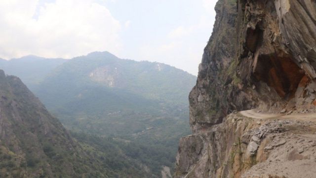 भारतको पिथौरागढ जिल्लाको गर्वाधारबाट सुरु भई नेपालको लिपुलेक हुँदै चीनको मानसरोवर जोड्नेगरी भारतले निर्माण गरेको विवादित सडक