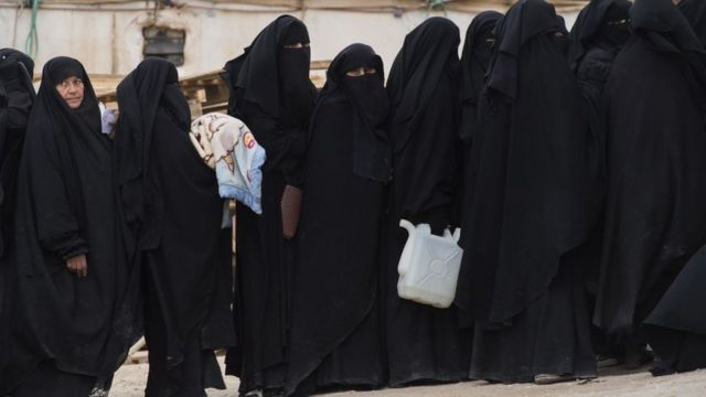 Mujeres con burka en campo de refugiados haciendo cola