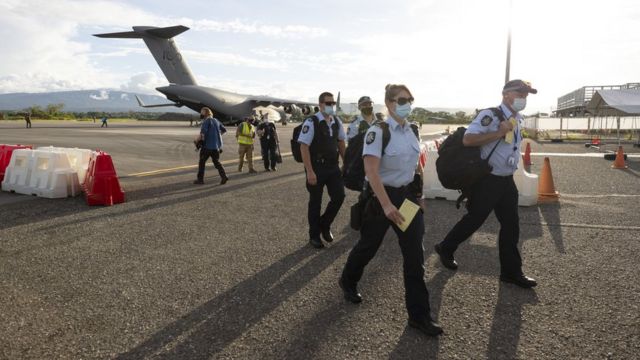 Australian Federal Police officers arrive at Honiara Airport, capital of the Solomon Islands (30/11/2021)