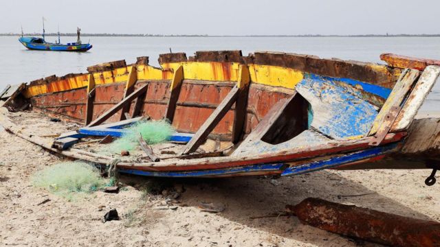 Cayuco en la playa en Senegal