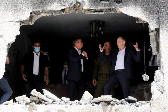 Министр иностранных дел Германии Хейко Маас и его израильский коллега Габи Ашкенази в разрушенном доме в Петах-Тикве