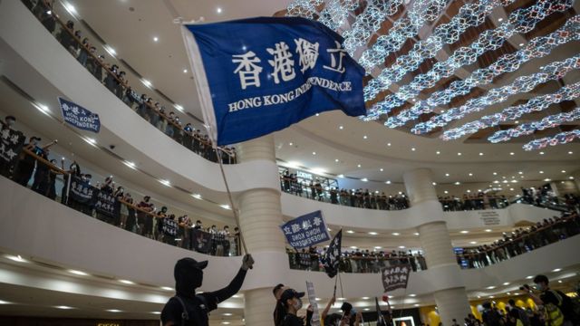 香港金鐘太古廣場內「反送中」示威者揮舞「港獨」旗幟悼念一年前墜樓身亡示威者梁凌杰(15/6/2020)